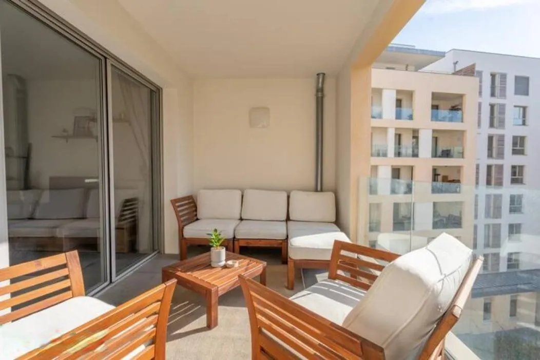 Superb Apartment - Downtown Aix-En-Provence contacts